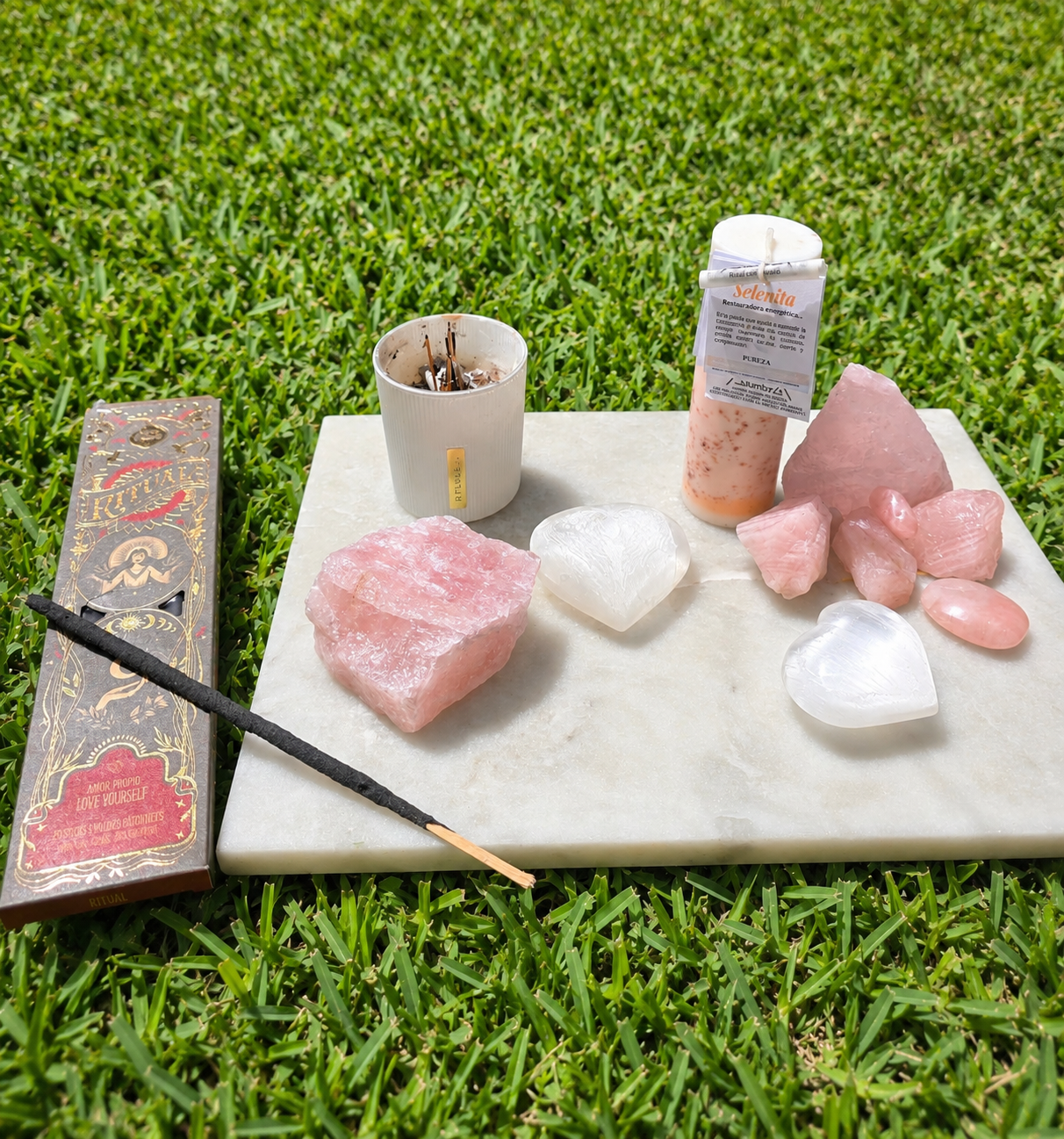 Caja Ritual de Amor Propio: cristales y elementos rituales aportados por la clienta